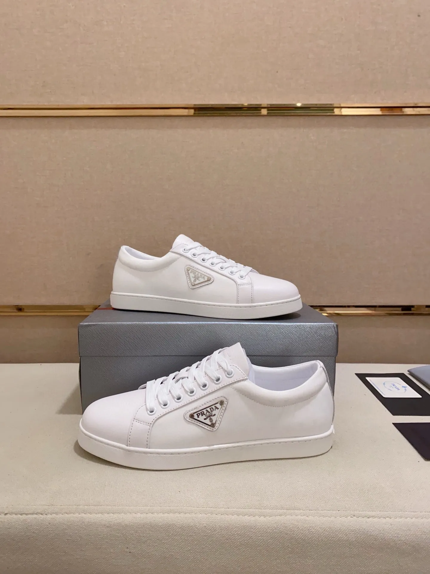Men's shoes 💰 580💰 ✔️✔️✔️High-quality new PRADA counters are launched at the same time. The new men's shoes and 😘fabrics are selected from first-layer cowhide and are made by pure handicrafts. Lining: Full cowhide lining. 👍🏿 High-end ☄️ air-cushion molded anti-slip rubber outsole, exquisite lines, simple and elegant, comfortable and high-end for leisure travel. Code number: 38 to 44 (45 can be customized)
